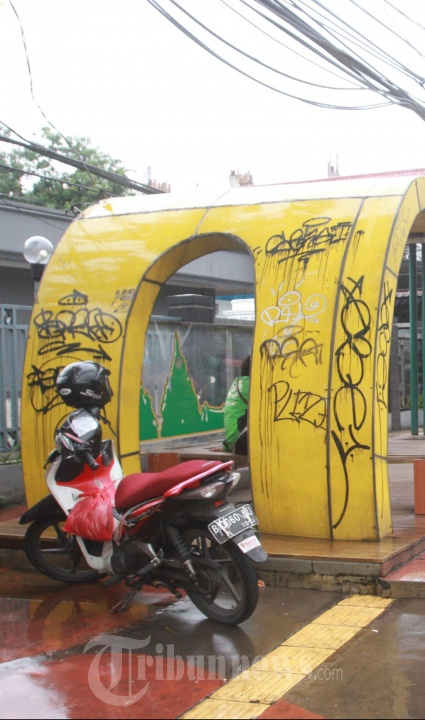 Vandalisme Fasilitas Umum Halte Bus