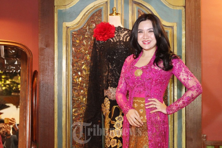 Vicky Shu Fitting Baju Pengantin