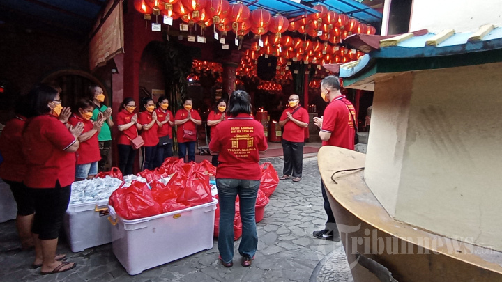 Umat Tri Dharma Vihara Nimmala Boen San Bio Bagikan Takjil Gratis