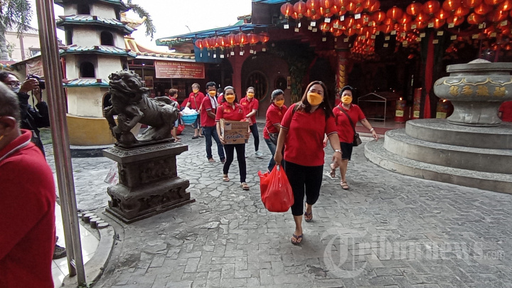 Umat Tri Dharma Vihara Nimmala Boen San Bio Bagikan Takjil Gratis