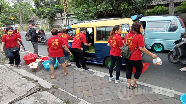 Umat Tri Dharma Vihara Nimmala Boen San Bio Bagikan Takjil Gratis