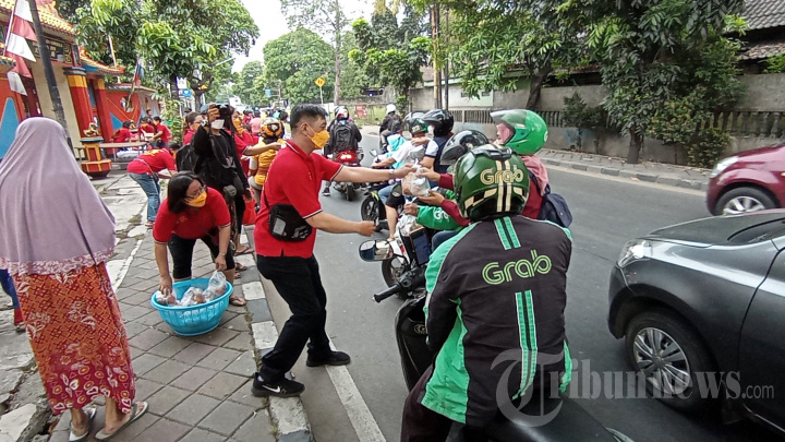 Umat Tri Dharma Vihara Nimmala Boen San Bio Bagikan Takjil Gratis