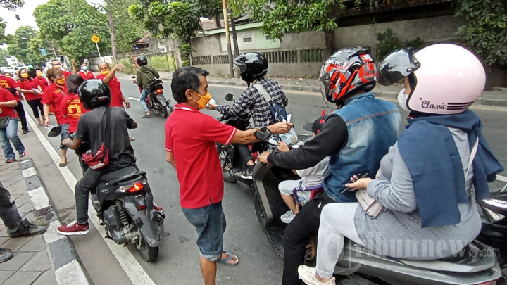 Umat Tri Dharma Vihara Nimmala Boen San Bio Bagikan Takjil Gratis