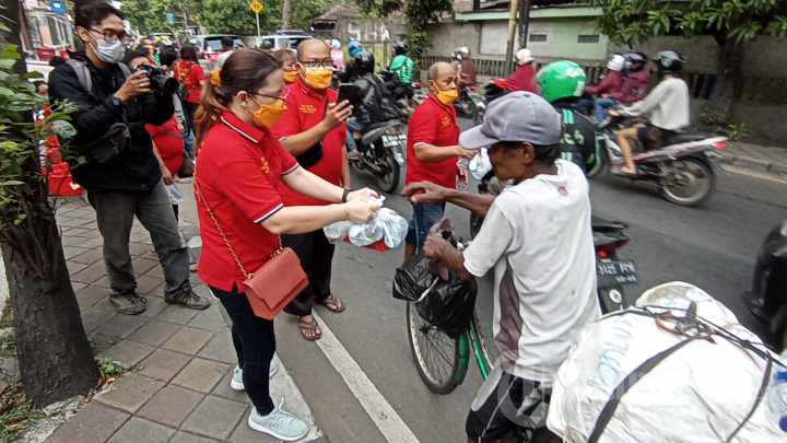 Umat Tri Dharma Vihara Nimmala Boen San Bio Bagikan Takjil Gratis