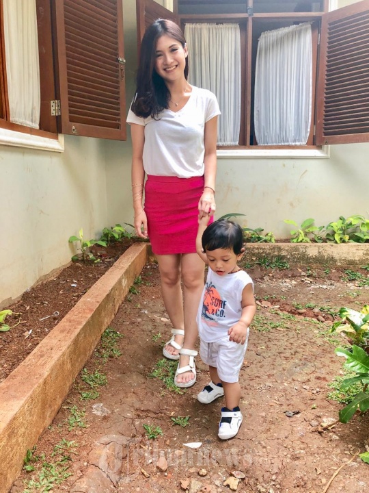 Artis Cantik Vinessa Inez bersama buah hatinya Elvaroalano, Inez, bintang sinetron Jodoh Wasiat Bapak ini, harus menjalankan peran sebagai orang tua tunggal (single parent) setelah bercerai dari Ryan Deye, pada awal tahun lalu. 