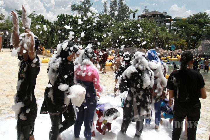 Wahana Pesta Busa di Waterboom Jogja