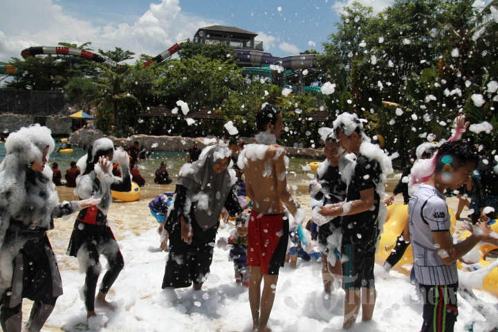 Wahana Pesta Busa di Waterboom Jogja