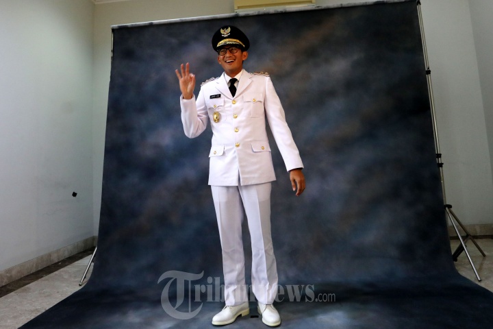 Wakil Gubernur DKI Sandiaga Uno Jalani Fitting Baju Dinas