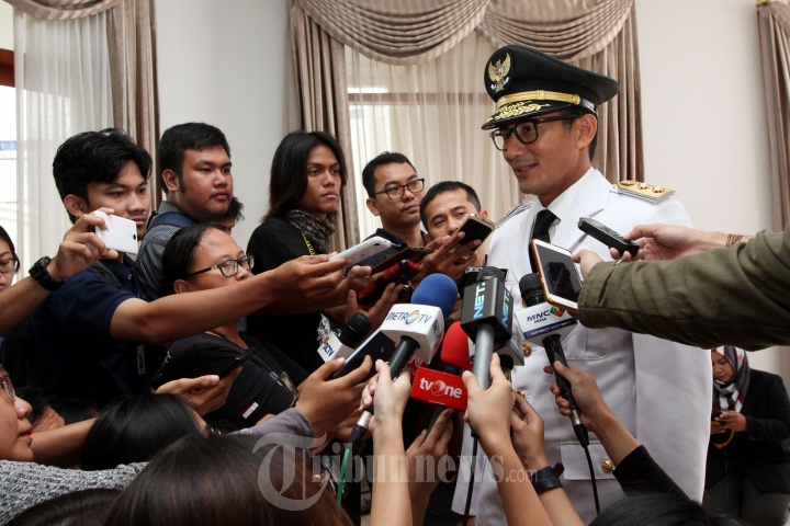Wakil Gubernur DKI Sandiaga Uno Jalani Fitting Baju Dinas