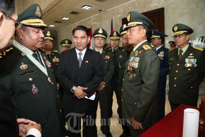 Wakil Pangab Kamboja terima Bintang Kehormatan