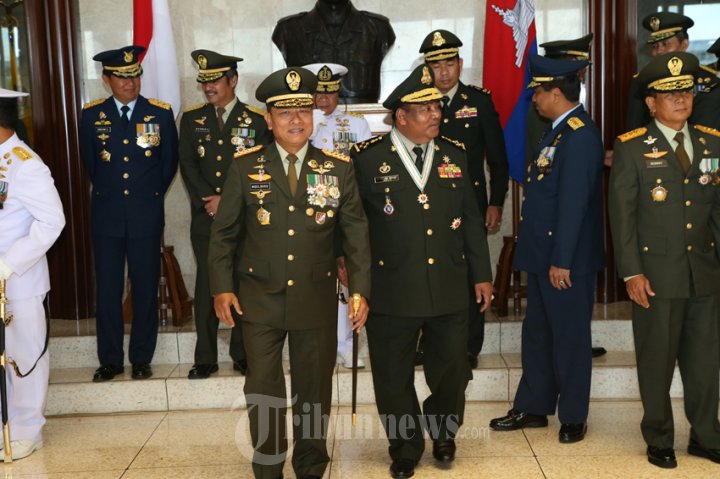 Wakil Pangab Kamboja terima Bintang Kehormatan