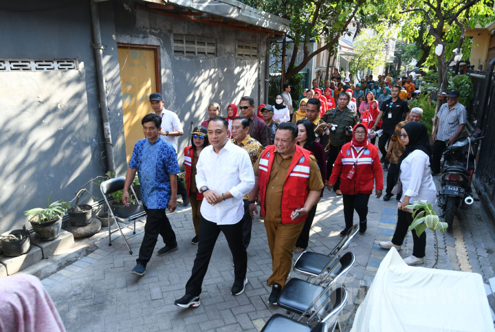 Walikota Surabaya Tinjau Pembangunan Saluran