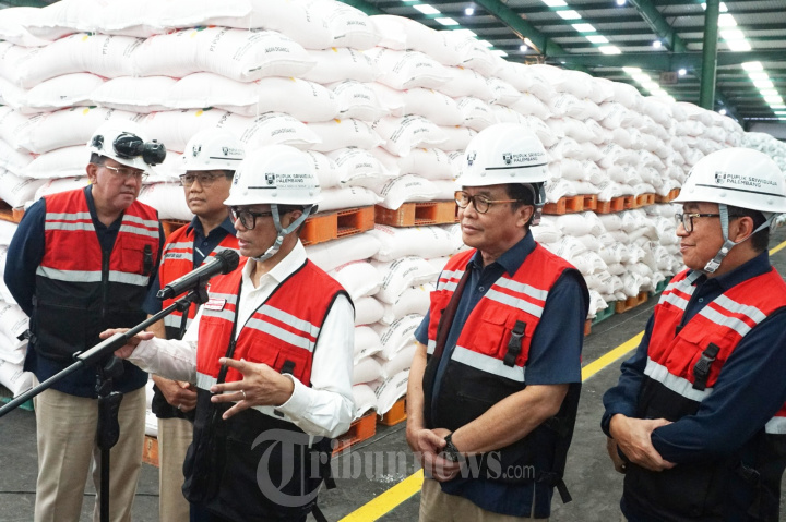 Wamen BUMN Meninjau Gudang Penyimpanan Pupuk