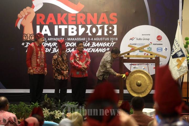 Wapres JK Membuka Rakernas Alumni ITB di Makassar