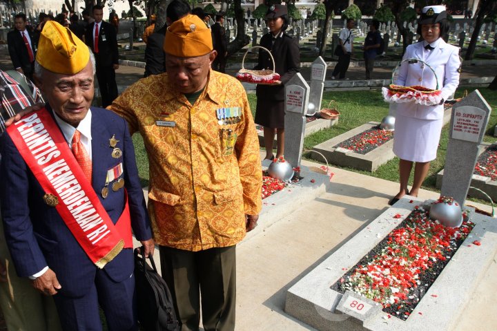 Wapres JK Pimpin Peringatan Hari Pahlawan Di TMP Kalibata