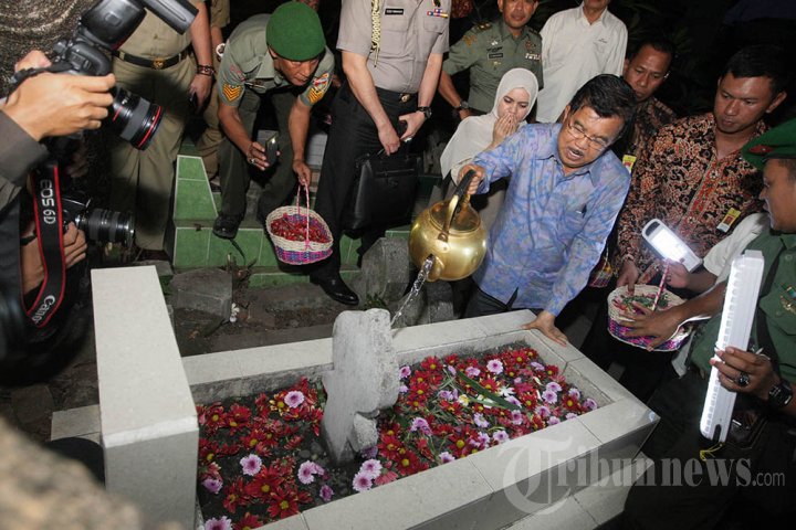 Wapres JK Ziarah ke Makam Orang Tua