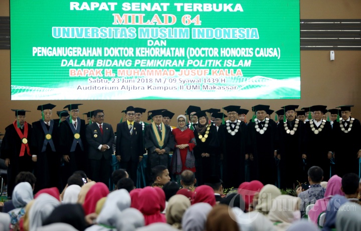 WAPRES JUSUF KALLA MENERIMA GELAR DOKTOR DARI UMI