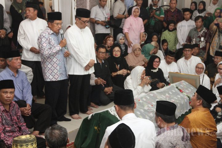 Wapres Melayat Almarhumah Tuty Alawiyah