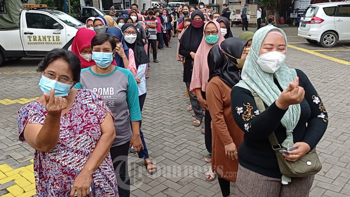Warga Antre Membeli Sembako Murah di Tangerang