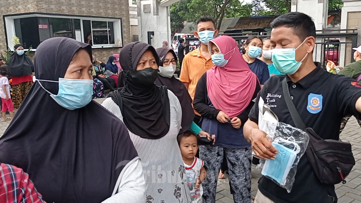 Warga Antre Membeli Sembako Murah di Tangerang