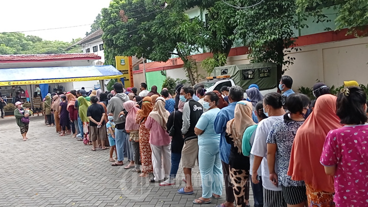 Warga Antre Membeli Sembako Murah di Tangerang