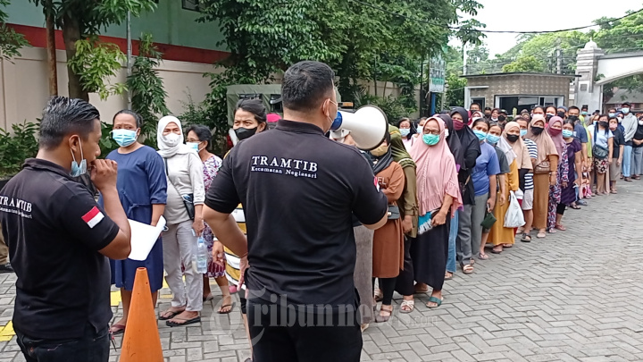 Warga Antre Membeli Sembako Murah di Tangerang