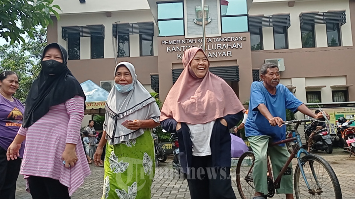 Warga Antri Mencairkan Dana BLT BBM dan BPNT