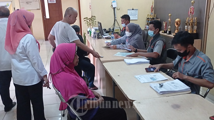 Warga Antri Mencairkan Dana BLT BBM dan BPNT