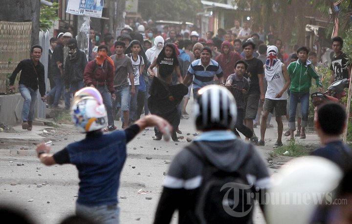 Warga Bentrok dengan Mahasiswa Unismuh
