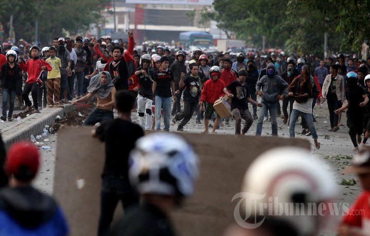 Warga Bentrok dengan Mahasiswa Unismuh