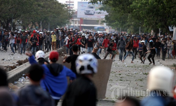 Warga Bentrok dengan Mahasiswa Unismuh