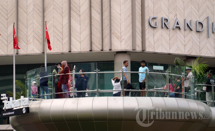 Warga Berfoto di Halte Bundaran HI