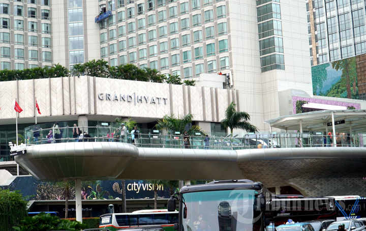Warga Berfoto di Halte Bundaran HI