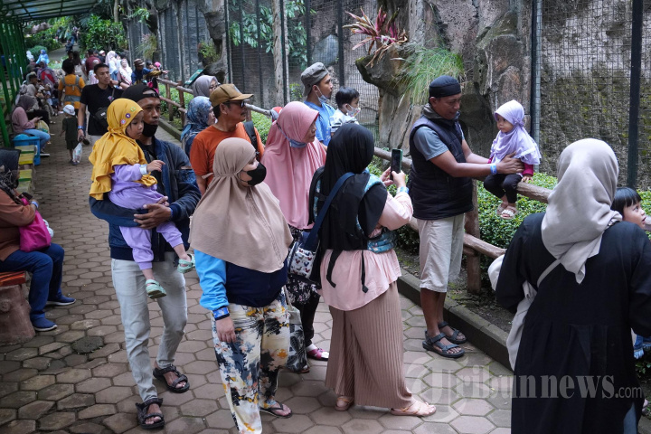 Warga Berlibur di Bandung Zoo
