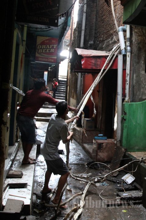 Warga Bongkar Bangunan Sendiri Di Kalijodo