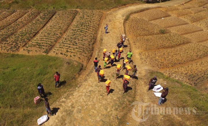 Warga Goa Baliem Membawa Bantuan Makanan