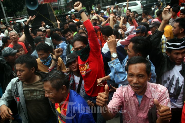 Warga Kalijodo Demo di Gedung DPRD