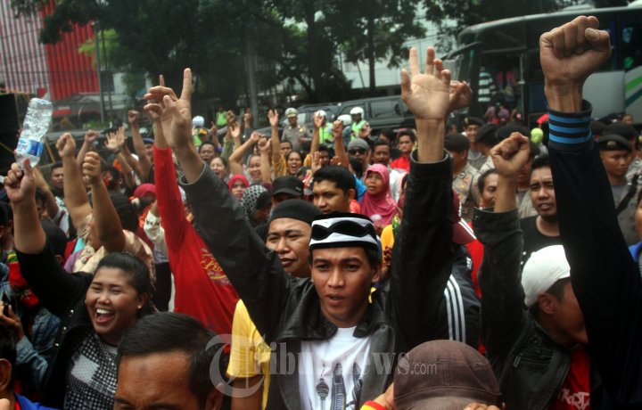 Warga Kalijodo Demo di Gedung DPRD
