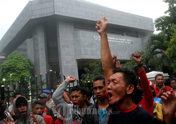 Warga Kalijodo Demo di Gedung DPRD