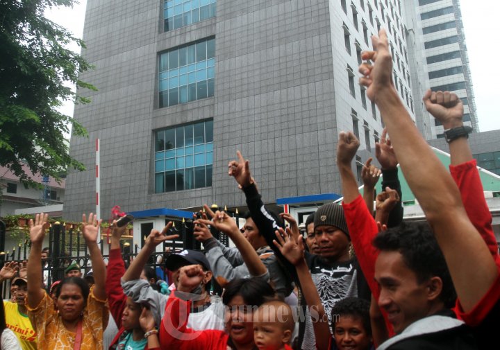 Warga Kalijodo Demo di Gedung DPRD