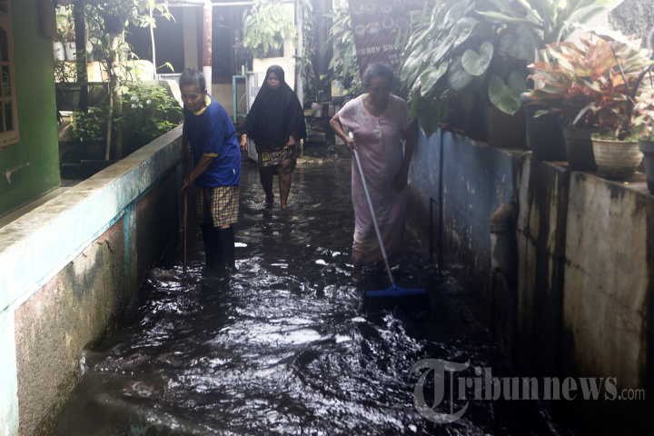 Warga Larangan Utara Bersih-bersih Setelah Banjir Surut