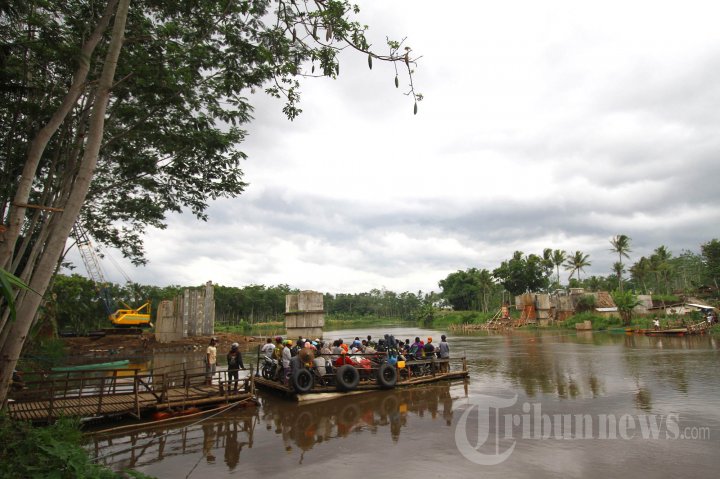 Warga Lintasi Sungai Brantas Menggunakan Rakit