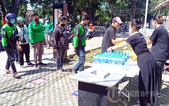 Warga Makanan Gratis di Kopi Dodol Jatipadang