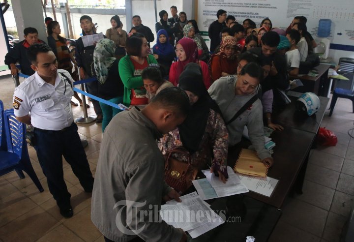 Warga Makassar Antri Membuat Kartu BPJS
