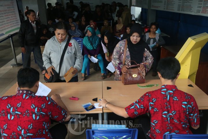 Warga Makassar Antri Membuat Kartu BPJS