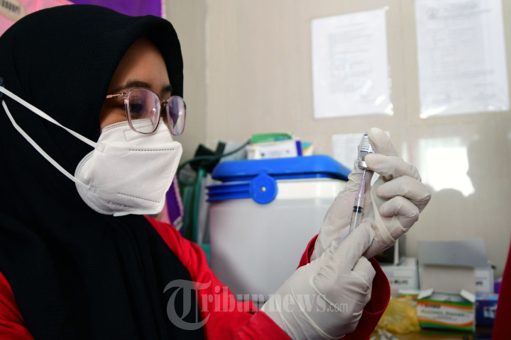 Warga Malang Melakukan Vaksinasi Booster