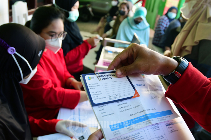 Warga Malang Melakukan Vaksinasi Booster