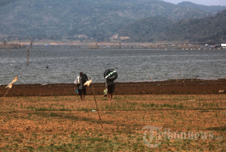 Warga Mencari Ikan di Bendungan Jatigede Sumedang