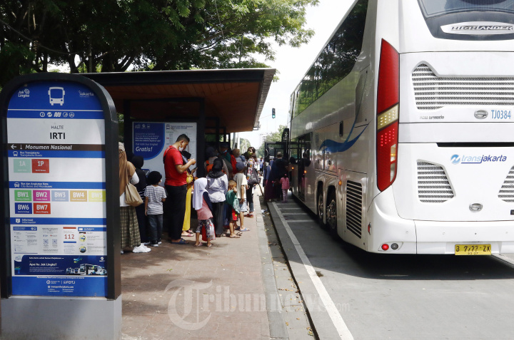 Warga Mengantri Nikmati Bus Wisata TransJakarta Gratis