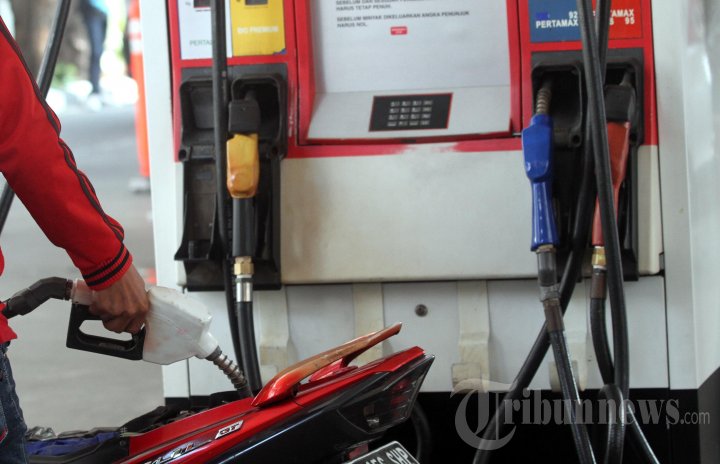 Warga Mengisi BBM Jenis Pertalite